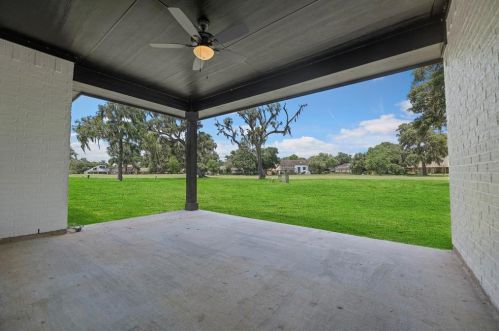 614 Longhorn Trl, Angleton TX 77515-9623 exterior