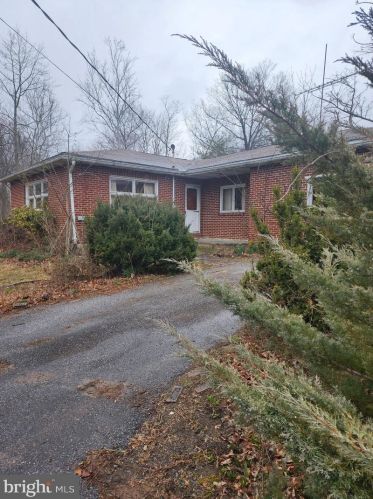 11537 Forge Hill Rd, Orrstown, PA 17244-9524