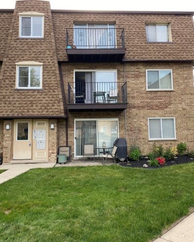 9475 Bay Colony Dr, Des Plaines IL  60016-3604 exterior