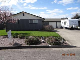 76484 Portal Dr, Oakridge, OR 97463-9709