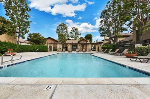 571 Glenhurst Dr, Anaheim CA  92808-1927 exterior