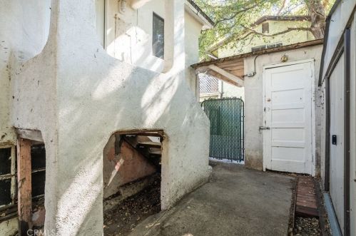 3300 Montrose Ave, Glendale CA 91214-3341 exterior