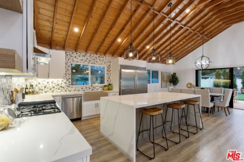 4951 Cedros Ave, Van Nuys CA  91403-1637 exterior
