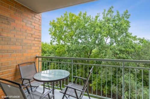 6815 Milwaukee Ave, Niles IL  60714-4419 exterior