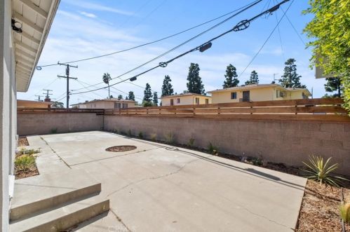 11609 Atkinson Ave, Hawthorne CA  90250-1827 exterior