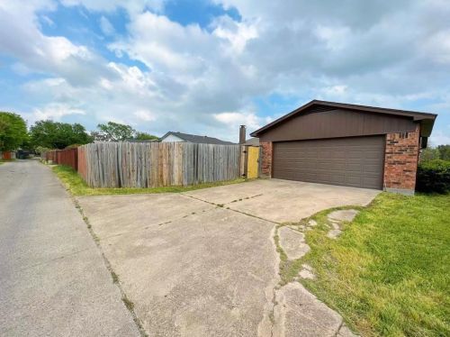 2219 Crockett Dr, Carrollton TX 75006-7753 exterior