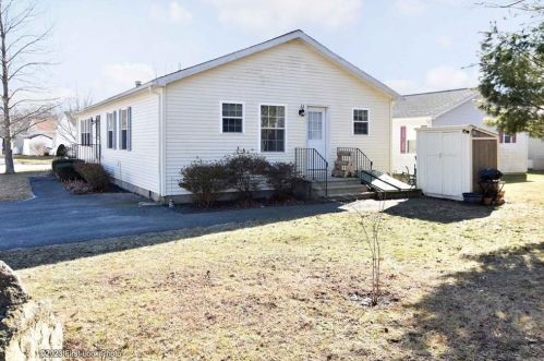 205 Songbird Ln, Tiverton, RI 02878-5608