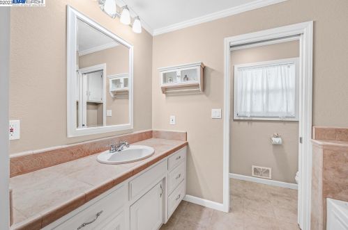 215 Primula Ct, Ripon, CA 95366-2139