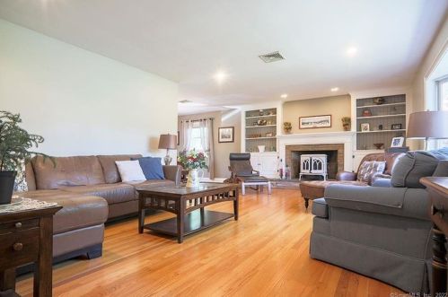 8 Woodcrest Rd, Norwalk, CT 06851-5137