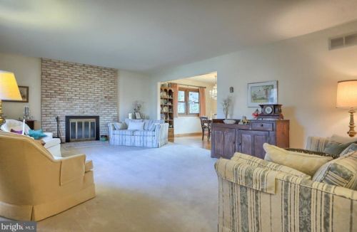 208 Garland Dr, Carlisle PA  17013-4271 exterior