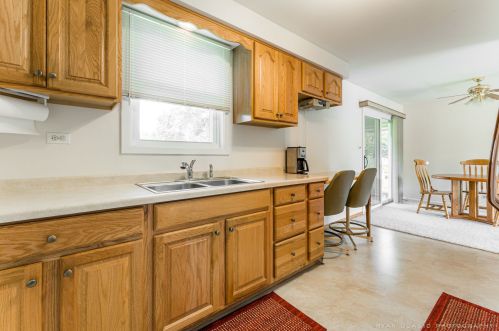 452 Aztec Dr, Carol Stream IL  60188-1586 exterior