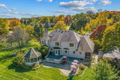 7 Crestview Dr, Oswego IL  60543-9475 exterior