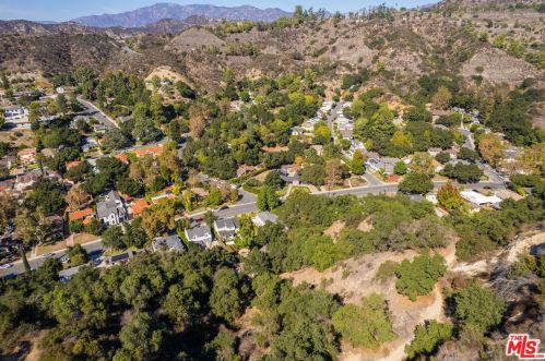 2660 Glenoaks Blvd, Glendale CA  91206-3107 exterior