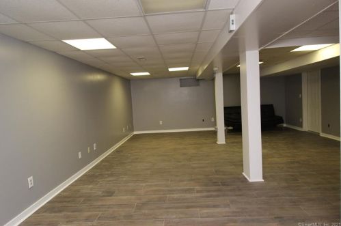 16 Scenic Hill Rd, Huntington CT  06484-2268 exterior