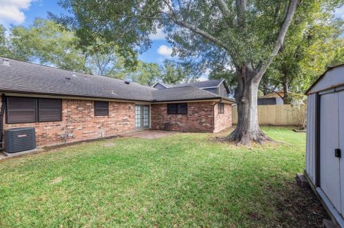 1833 Capri Ln, Taylor Lake Village TX  77586-2928 exterior