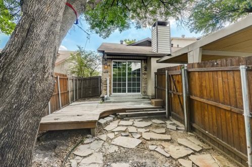 2043 Clubview Dr, Carrollton TX 75006-1703 exterior