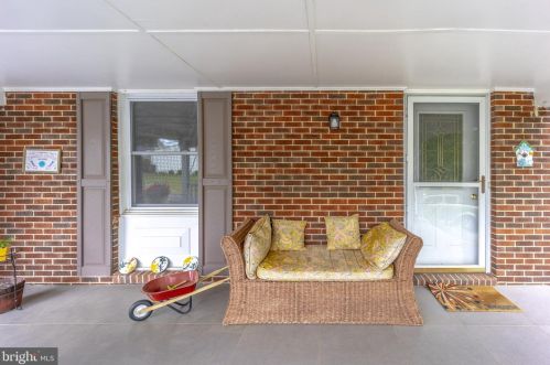 900 Cantle Ln, Great Falls, VA 22066-2425