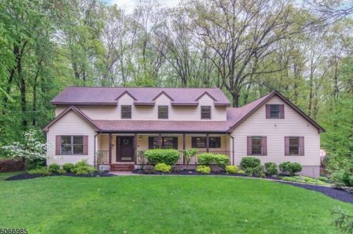 39 Round Hill Rd, Kinnelon, NJ 07405-3218