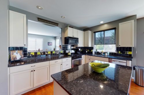 725 Bluebell Ln, Pingree Grove IL  60140-9154 exterior