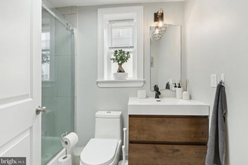 2037 6 St, Philadelphia PA 19140-4528 exterior