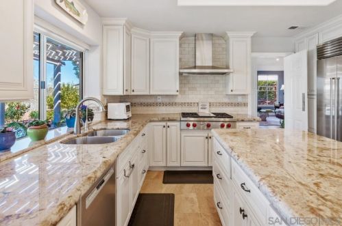 1597 Parkview Dr, Vista CA  92081-8750 exterior