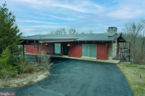 99 Clubhouse Dr, New Schaefferstown, PA 19506-9551