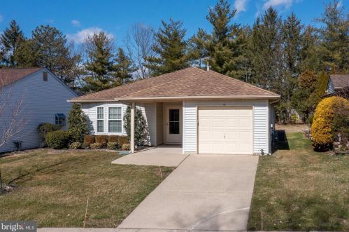 18 Carriage Hill Ln, Columbus, NJ 08022-1030
