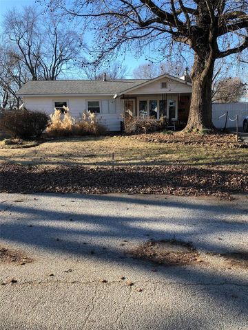 105 Saint Leo Dr, East Saint Louis, IL 62206-1828