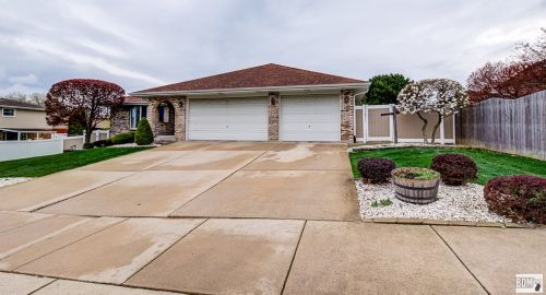 15701 Hickory Ln, Oak Forest, IL 60452-2647