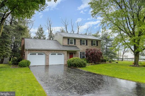 102 Suncrest Rd, Lancaster PA  17601-4834 exterior