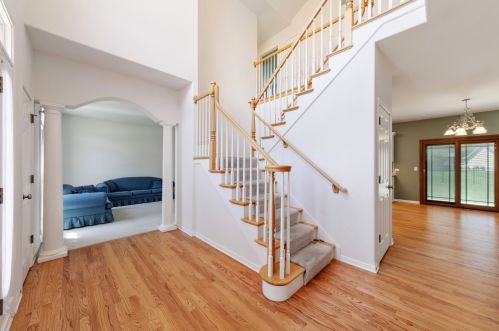 2323 Joyce Ln, Naperville, IL 60564-4382