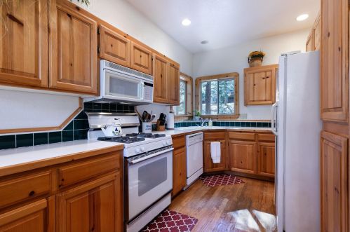 13552 Pathway Ave, Truckee CA  96161-6219 exterior