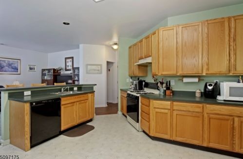 32 Saxton Dr, Hackettstown, NJ 07840-1743