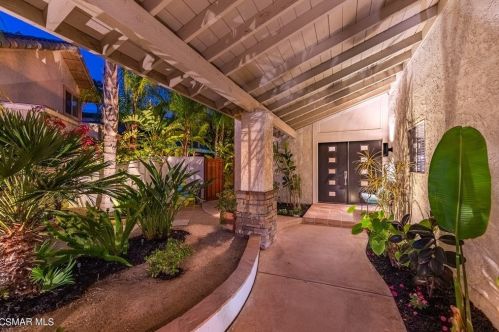 2808 Chippewa Ave, Simi Valley, CA 93063-2045