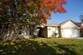 698 Avalon Dr, Lemoore CA  93245-4382 exterior