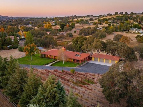1680 River Rd, Lake Nacimiento, CA 93446-9333