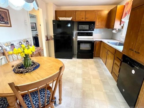15 Apple Orchard Ln, Wapping, CT 06074-1105
