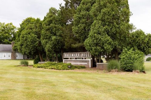 102 Colonial Hill Dr, Wallingford CT  06492-3472 exterior