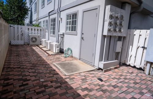 834 Lukepane Ave, Honolulu HI  96816-1015 exterior