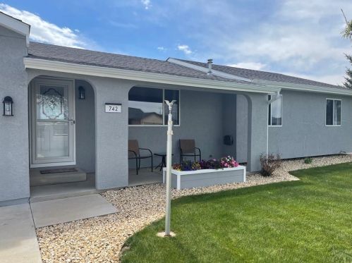 742 Longsdale Dr, Pueblo, CO 81007-1179