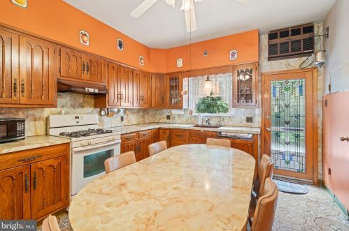 2320 10th St, Philadelphia PA 19133-1538 exterior