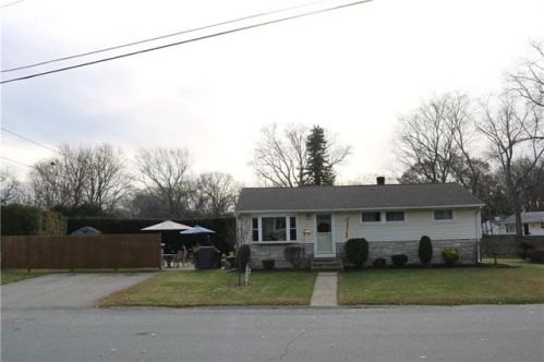 64 Hoyt St, Warwick, RI 02886-3516