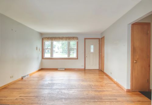 226 Normandy Dr, Addison, IL 60101-3920