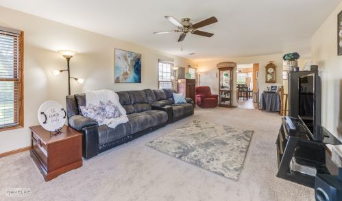 143 Mclaren Dr, Sycamore IL  60178-2256 exterior