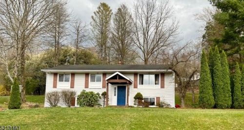 3 Autumn Ln, Hackettstown NJ  07840-4704 exterior