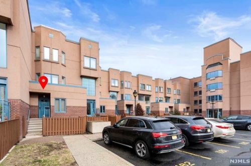 314 Nelson Ct, Edgewater, NJ 07020-1618