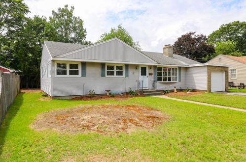 45 Relph St, Warwick, RI 02888-2508