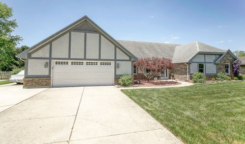 1009 Meadow Lark Dr, Enon, OH 45323-9701