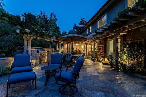 2010 Buckingham Pl, Glendale CA  91206-1401 exterior