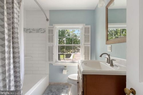 921 Warwick Rd, Tavistock NJ 08033-3928 exterior